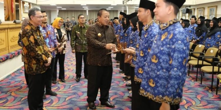 Gubernur Arinal Serahkan 410 SK PNS kepada CPNS di Lingkungan Pemprov Lampung