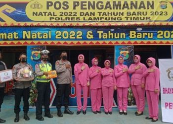 Bhayangkari Cabang Lamtim Bagikan Bingkisan dan Vitamin ke Pos Pam