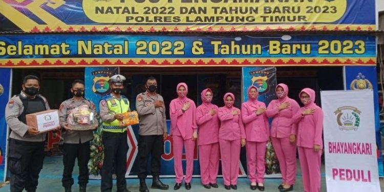 Bhayangkari Cabang Lamtim Bagikan Bingkisan dan Vitamin ke Pos Pam