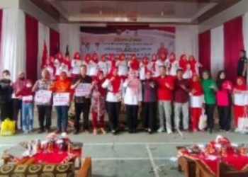 Bupati Dewi Handajani Hadiri Senam Bersama dan Beri Bansos