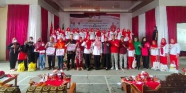 Bupati Dewi Handajani Hadiri Senam Bersama dan Beri Bansos