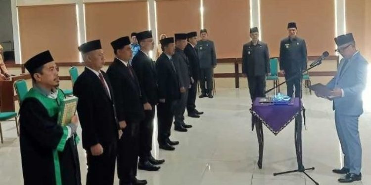 Lantik 6 Pejabat Tinggi Pratama, Adipati Minta Tidak ada Pejabat SKPD Superior