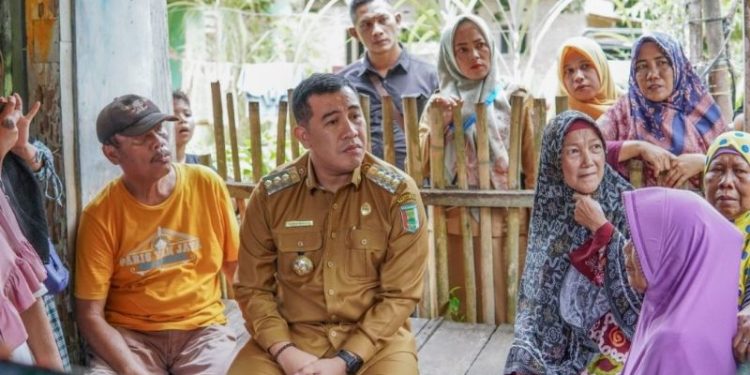 Bupati Pesawaran bersama Badan Amil Zakat Nasional Serahkan Santunan