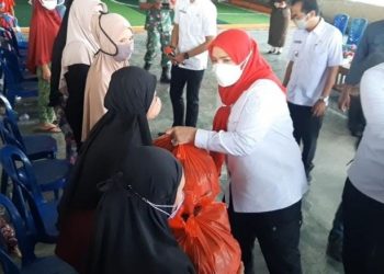 Walikota Bagikan 1076 Paket Sembako ke Warga Terdampak TPA Bakung