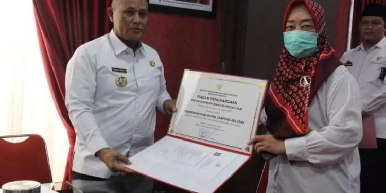 Pemkab Lamsel Terima Penghargaan Kabupaten Peduli HAM tahun 2022