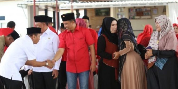 Jelang Purna Bhakti Ratusan Peratin dan Camat Padati Rumah Parosil