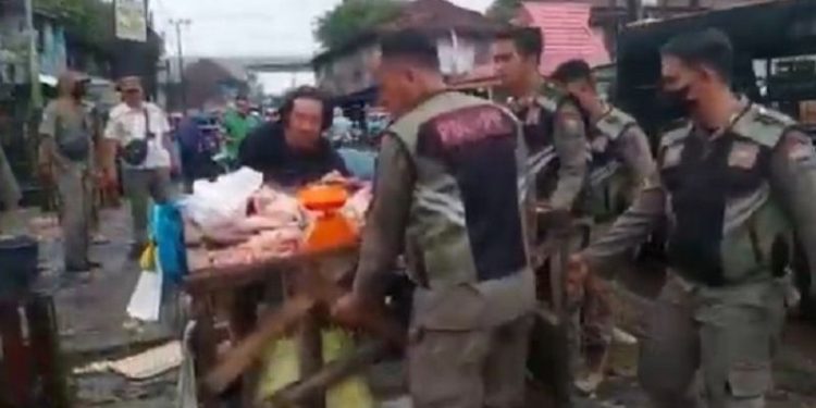 Bikin Macet Jalan, Pedagang di Bahu Jalan Ditertibkan