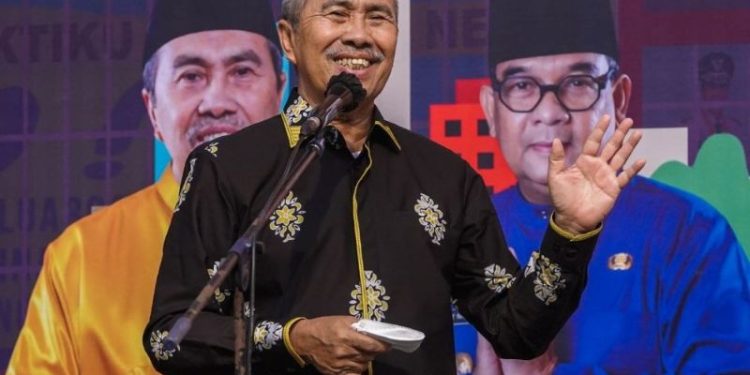 Terima Penghargaan Tokoh Wakaf Nasional, Ini Harapan Gubri Syamsuar