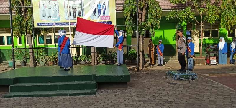 Kasat Binmas Polresta Jadi Pembina Upacara Di Sman 8 Balam Mentari