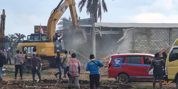 Pengosongan Lahan PTPN VII di Desa Sidosari Berlangsung Kondusif