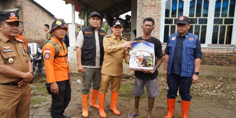 Pj Bupati Marindo Bersama Deputi III BNPB Tinjau Lokasi Terdampak Banjir