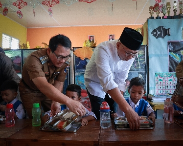 Gubernur Lampung Terpilih Tinjau Program MBG di Metro