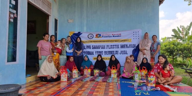 IIB Darmajaya Komitmen untuk Lingkungan Hijau Beri Pelatihan Recycling Sampah Plastik di Bandar Lampung