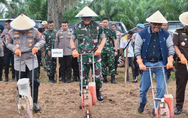 Danrem 043/Gatam Bersama Forkopimda Provinsi Lampung Dukung Swasembada Pangan Tanam Jagung Serentak Satu Juta Hektar