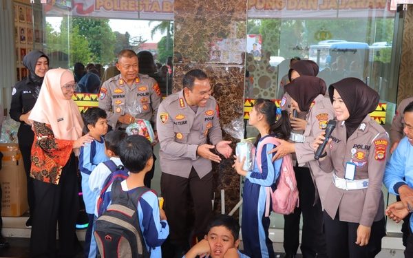 Penuh Keceriaan, Puluhan Siswa TK Berkebutuhan Khusus Kunjungi Polresta Bandar Lampung