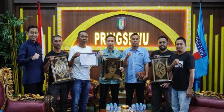 JMSI Pringsewu Nobatkan Pj Bupati Marindo Sebagai Bapak Penggerak Bambu