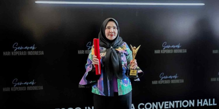 Walikota Eva Dwiana Raih Penghargaan Dari Kemenkop UKM
