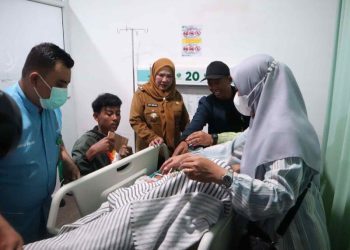 Walikota Eva Dwiana Mengunjungi Rumah Duka Keluarga Korban Jatuh dari Flyover Kalibalok