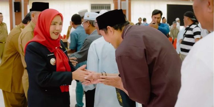 Walikota Bandar Lampung Menyerahkan Bantuan Operasional Sana Hibah ke 799 Masjid