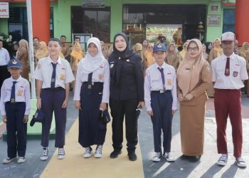 Walikota Eva Dwiana Meninjau Kegiatan Pelaksanaan MPLS Bandar Lampung