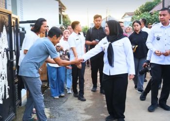 Walikota Hj. Eva Dwiana Meninjau dan Memberikan Bantuan kepada Warga Yang Terdampak Musibah Puting Beliung