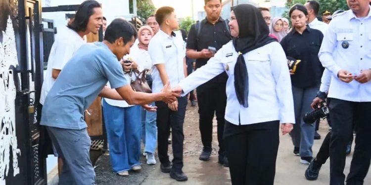 Walikota Hj. Eva Dwiana Meninjau dan Memberikan Bantuan kepada Warga Yang Terdampak Musibah Puting Beliung