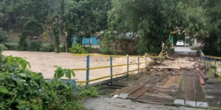Sungai Batang Sukam dan Batang Kurimo Meluap, Jembatan Menuju Puskesmas Lubuktarok Sijunjung Nyaris Putus