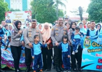 Kadisbud Kota  dan Kapolresta Bandar Lampung Bergembira Bersama Puluhan Siswa SDB