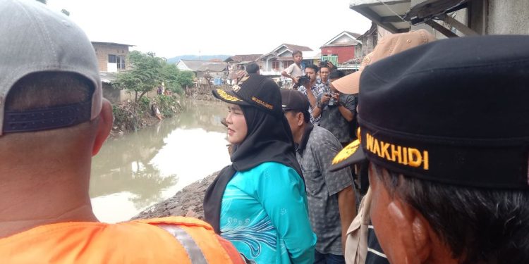 Walikota Eva Dwiana Temukan Perusahaan Tutup Aliran Sungai