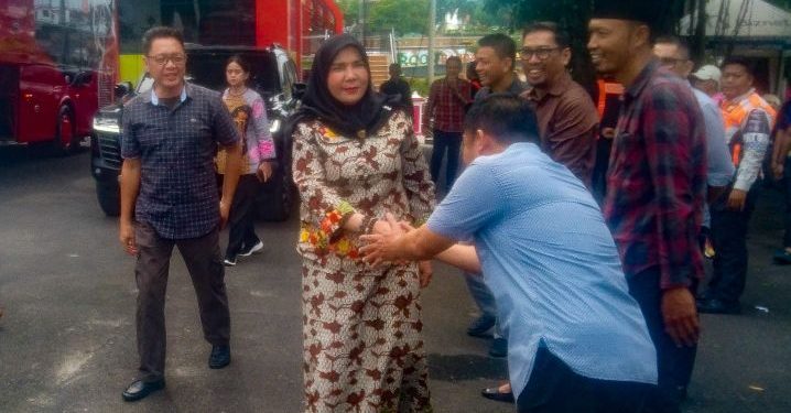 Walikota Eva Dwiana Lepas Keberangkatan Ratusan Peserta Wisata Rohani
