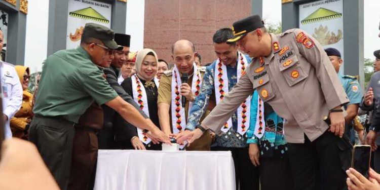 Pj Bupati Tanggamus Resmikan Taman Soekarno Kota Agung
