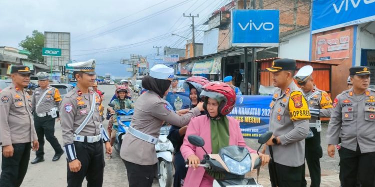 Operasi Keselamatan Krakatau 2025, Kapolres Mesuji Bagikan Helm