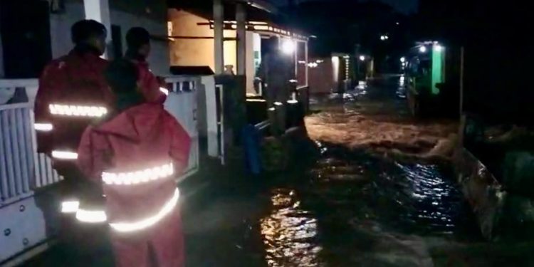 Tim Siaga Bencana Polda Lampung Turun ke Lokasi Banjir di Rajabasa Raya
