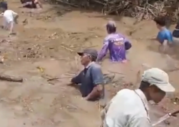 Warga Tarahan Gotong Royong Bersihkan Sampah di Sungai Gerabak