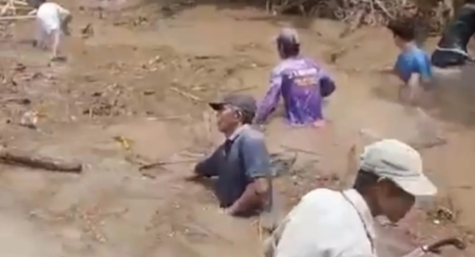 Warga Tarahan Gotong Royong Bersihkan Sampah di Sungai Gerabak