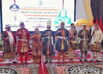 Pj. Gubernur Samsudin dan Istri Terima Gelar Adat Pangeran Sejati dan Pangeran Permaisuri dari MPAL