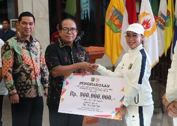 Pj. Gubernur Samsudin Serahkan Bonus Kepada Peraih Medali PON XXI Aceh-Sumut