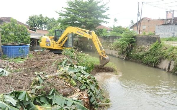 Pemkot Bandar Lampung Kerahkan Alat Berat untuk Normalisasi Sungai di Tanjung Senang