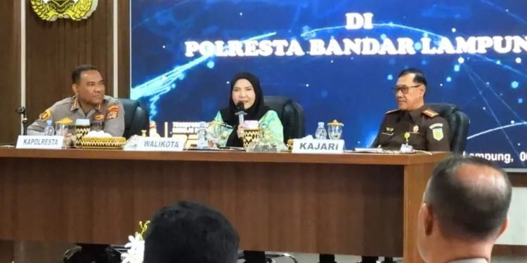 Walikota Hj. Eva Dwiana Serta Kejari Helmi, SH., MH. Silaturahmi ke Polresta Bandar Lampung