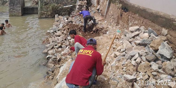 Walikota Bunda Eva Perbaiki Talud Jebol dan Tembok Warga di Tanjung Senang