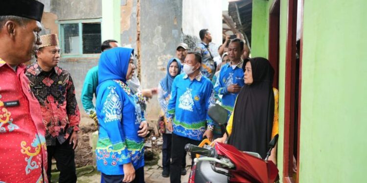 Unila Gelar Bakti Sosial bagi Korban Banjir di Cimeng