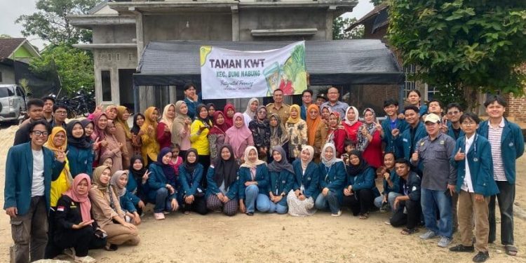 Mahasiswa KKN Unila Dirikan Taman KWT Integrated Farming