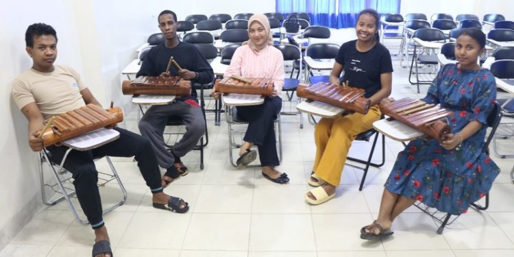 Mahasiswa IIB Darmajaya Kenalkan Cetik, Alat Musik Tradisional Lampung, kepada Mahasiswa Asing
