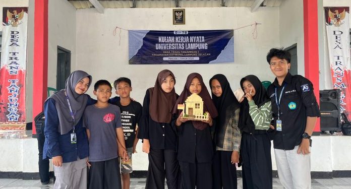 Asah Kreativitas, Mahasiswa KKN Ajarkan Pembuatan Miniatur Rumah Impian dari Stik Eskrim