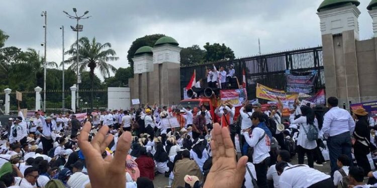 Forum Honorer R2 R3 Kabupaten Pesawaran Turut Aksi Damai di Gedung DPR RI