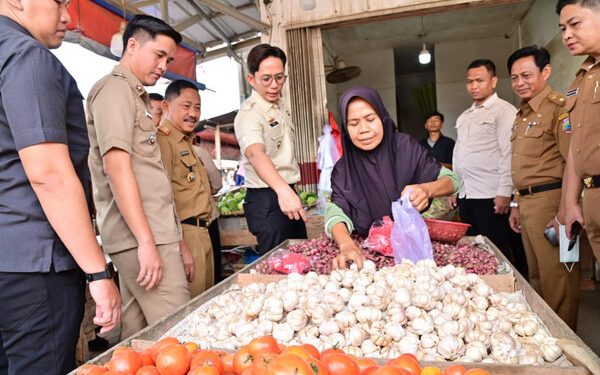 Jelang Idulfitri, Bupati Radityo Egi Pratama Pastikan Harga Bahan Pokok di Pasaran Tetap Stabil