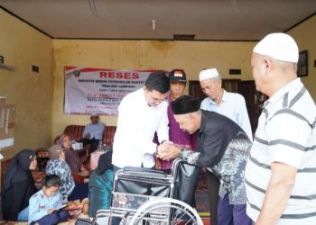 Yanuar Berikan Bantuan Kursi Roda saat Reses untuk Penyandang Disabilitas