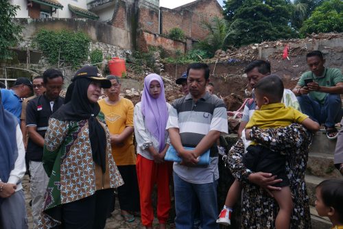 Walikota Eva Dwiana Tinjau Lokasi Tewasnya Suami-istri Tertimpa Longsor