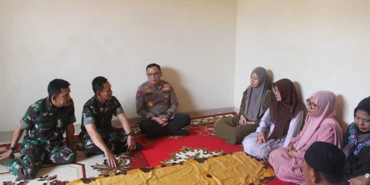 Sampaikan Bela Sungkawa Pangdam II/Swj Didampingi Danrem 043/Gatam Kunjungi Keluarga Korban