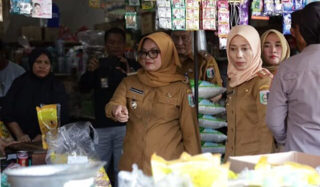 Bupati Lamitm Ela Siti Nuryamah Sidak Harga Bahan Pokok di Pasar Sukadana